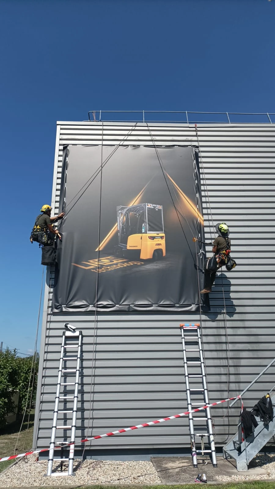 Intervention de cordistes MS Access pour visibilité renouvelée chez JUNGHEINRICH FRANCE SAS à Bruges (bâtiment) – 2
